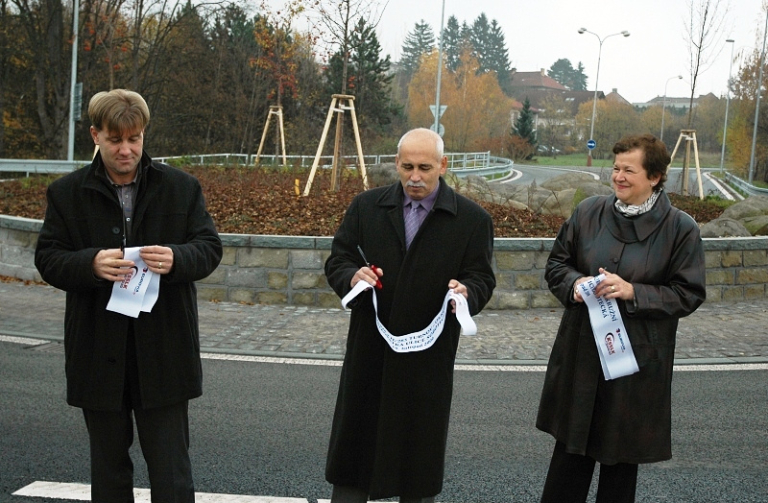 Křižovatku slavnostně otevřeli (zlevaú Vít Příkaský, martin Sepp a Hana Maierová.